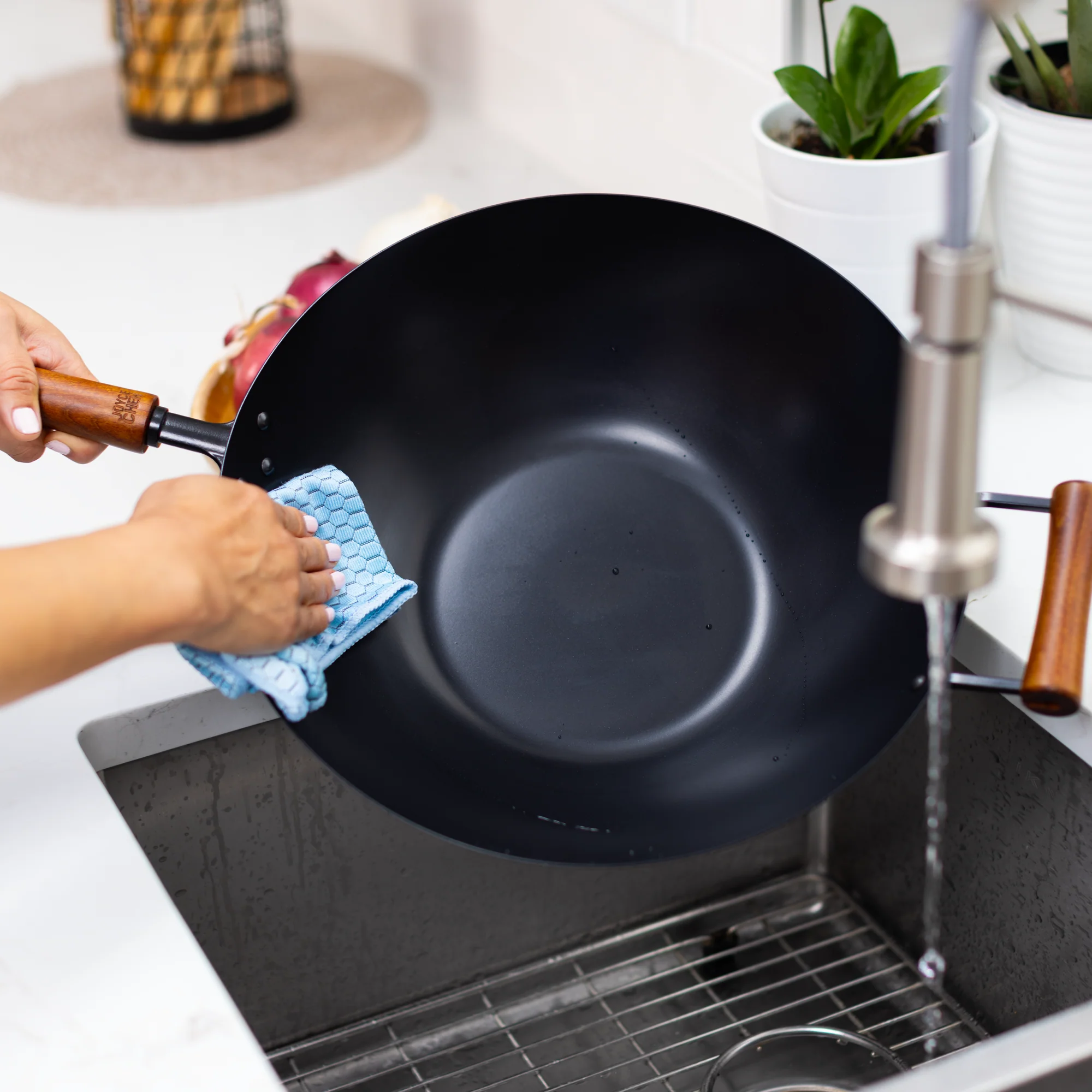 Classic Series 14-Inch Carbon Steel Ceramic Nonstick Stir Fry Pan - Image 7